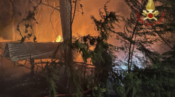 Fiamme in un annesso agricolo a Montelovesco: intervengono i Vigili del Fuoco