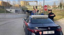 Aggredisce familiari della ex compagna e persone in strada: arrestato 28enne a Umbertide