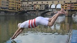 Il tuffo del presidente della Regione Toscana Eugenio Giani per aprire il 2026. Video