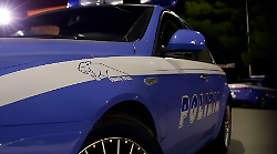 Terni, calci, pugni e sputi agli agenti della polizia in strada: arrestati un uomo e una donna