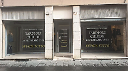 Tardioli abbassa la saracinesca: il negozio di abbigliamento e calzature fu il primo ad aprire dopo il sisma del '97