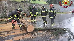 Orvieto, il maltempo manda in tilt le strade. I vigili del fuoco soccorrono anche un'ambulanza