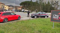 Sfonda a martellate il parabrezza dell'auto del datore di lavoro e ruba l'incasso delle feste di Natale del ristorante: denunciata