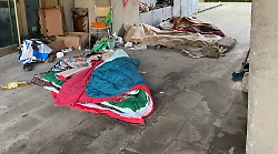 Dormitorio al palazzo di vetro in viale Giotto. Coperte, piumoni e anche un attaccapanni