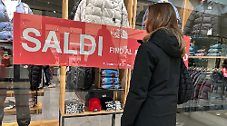 Partenza a rilento per i saldi: debutto senza grandi affari nei negozi. Tra le cause gli sconti anticipati