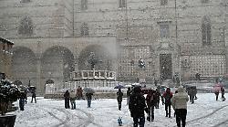 La neve imbianca Perugia e il centro storico regala scenari da favola: le foto pi&ugrave; belle 
