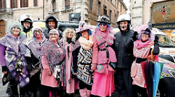 La festa della Befana resiste al maltempo tra moto e pattini