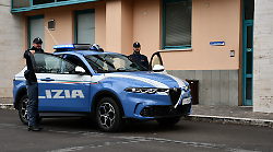 Insulti, spintoni e sputi verso i poliziotti. Poi hashish e marjuana trovati in auto: arrestato 42enne