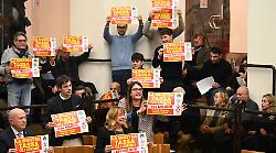 Aumento Irpef, respinta la mozione dell'opposizione sul ritiro della manovra. Il centrodestra protesta coi cartelli in aula