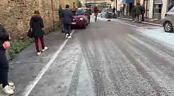 Paura in centro per il raid dei ladri in gioielleria con schiumogeni e picconi. Video