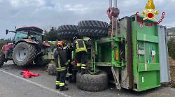 Rimorchio agricolo si ribalta lungo la strada a Collazzone