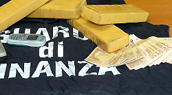 "Dobbiamo smerciare un chilo al mese". Proseguono gli interrogatori: chiesti 13 arresti per spaccio