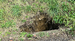 A Perugia cratere in un parcheggio vicino all'istituto Leonardo da Vinci: area recintata 