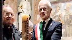 Al via le celebrazioni per il grande Giubileo del Transito di Francesco. Il vescovo Sorrentino e il sindaco Stoppini accendono il cero pasquale: il video