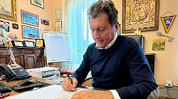 Il sindaco e il caso mediatico dei 14 morti in 10 giorni: "Rifarei quel post". I decessi, le campane musicali per i 2 neonati, il paese sano e vivo