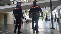 Ruba una scatola di petardi e aggredisce il titolare del negozio e il figlio: arrestato 15enne. Nei guai anche il complice 16enne