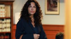 A testa alta, dopo il boom di ascolti Sabrina Ferilli torna nei panni della preside Terzi: anticipazioni della puntata