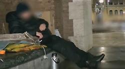 Gli invisibili: "Vivere in strada &egrave; troppo dura", il grido dei senzatetto nella morsa del gelo
