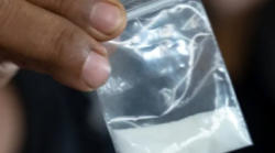 Sorpreso con la droga, tenta la fuga aggredendo gli agenti: arrestato