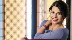 Primo appuntamento 2026 per Splendida Cornice con Geppi Cucciari su Rai 3: tra gli ospiti Anna Ferzetti, Roberto Vecchioni e Marco D'Amore