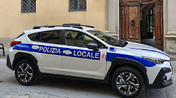 Si ubriaca, prende a calci e pugni gli arredi esterni di un locale e infastidisce i clienti: multato 