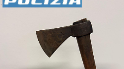 Aggredito con un'ascia alla stazione: denunciati quattro giovani 