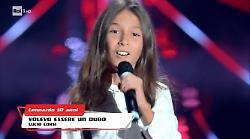 Lucio Corsi protagonista della serata di The Voice kids: Leonardo canta Volevo essere un duro
