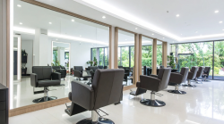 E' l&rsquo;anno della frangia: ciuffetti scalati e colori caldi dominano la nuova stagione. Scopri il look giusto per te