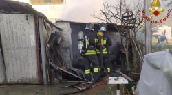 Terni, incendio a Marmore: a fuoco una rimessa con pannelli fotovoltaici, vigili del fuoco in azione