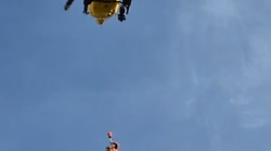 Terni, climber infortunato sulla Falesia di Ferentillo: spettacolare recupero in volo con il verricello