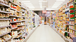 Ruba alcolici in un supermercato del centro: denunciato 18enne. Nei guai anche un coetaneo per porto abusivo di armi 