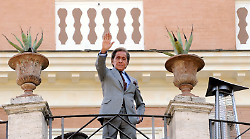 Addio a Valentino Garavani, lo stilista aveva 93 anni. La vita e il sogno di "rendere belle le donne"