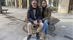 La coppia di senzatetto progetta il matrimonio. Coperte e sacchi a pelo ricevuti in dono, la ricerca di un lavoro, l'amore e gli anelli