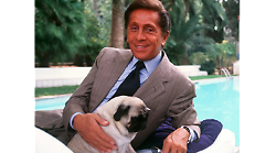 Addio a Valentino, i legami tra il territorio e il grande stilista. Il ricordo di Beppe Angiolini Sugar: "Il rosso con lui da colore a firma"