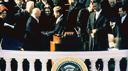 Accadde oggi: Kennedy giura da presidente Usa, per la prima volta la tv trasmette la diretta a colori