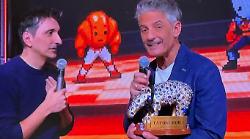 Fiorello arriva a La Pennicanza con il Tapiro di Striscia la Notizia: "Abbiamo fatto qualcosa di molto grave&hellip;"