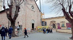 &ldquo;Pi&ugrave; vigili e cartelli bilingue in piazza del Vescovado&rdquo;