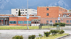 Fermato per un controllo, nel bagagliaio dell'auto aveva nascosto 20 chili di hashish: arrestato