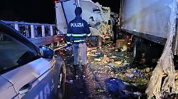 Terni, scontro tra due tir in A1: ostruita l'intera carreggiata, traffico bloccato per ore