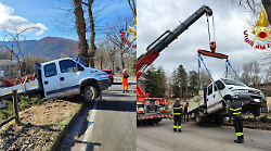 Furgone si sfrena e finisce fuori strada: recuperato dai vigili del fuoco 