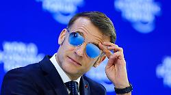 Top Gun a Davos: chi produce gli occhiali di Macron e come hanno mandato in crash il sito del produttore