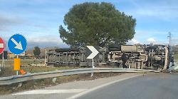 E45, incidente camion-auto allo svincolo di Umbertide: tre feriti 