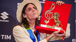 Lucio Corsi alla conquista di Lugano, nella citt&agrave; dell&rsquo;amore cantato da Ivan Graziani