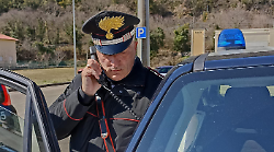 Aggredisce e minaccia la fidanzata con un coltello dopo l'ennesima lite: 37enne agli arresti domiciliari