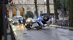 Perde il controllo dell'auto e si ribalta in via Mario Angeloni a pochi metri dalla stazione: incidente a Fontivegge