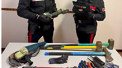 Sorpresi durante tentato furto abbandonano l'auto rubata lasciando refurtiva, arnesi da scasso e una scacciacani: arrestato uno dei fuggitivi 
