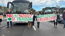Terni, pullman pieno e cornetti a colazione per la partenza in direzione Perugia: scatta la protesta per il Nuovo Ospedale - FOTO