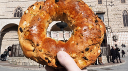 Torcolo di San Costanzo, la storia delle origini: un premio di consolazione per le ragazze che non si sposavano. Ecco la ricetta ufficiale
