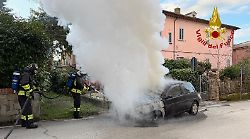 Auto in fiamme a Sigillo: intervento dei vigili del fuoco 