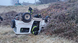 Si ribalta con l'auto in una scarpata: soccorso dai vigili del fuoco 